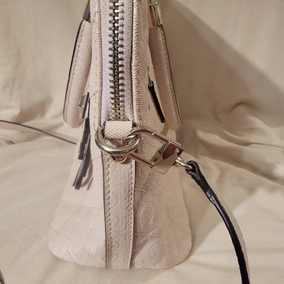 Guess purse - Picture 8 of 9
